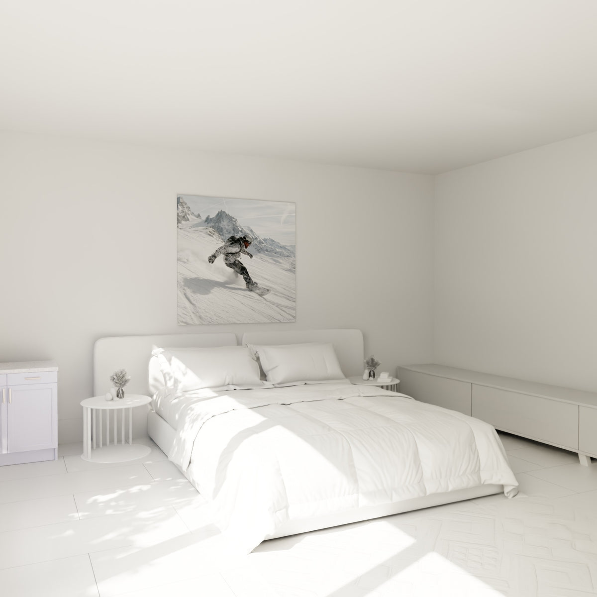 Rider en tenue grise sur planche blanche, neige projetée, au-dessus d'un lit dans une chambre claire