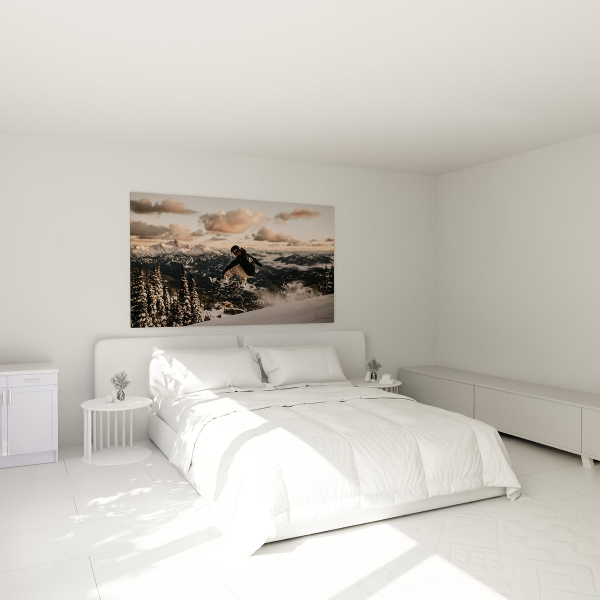Rider effectuant un saut sur snowboard noir et blanc au-dessus d'un lit dans une chambre claire