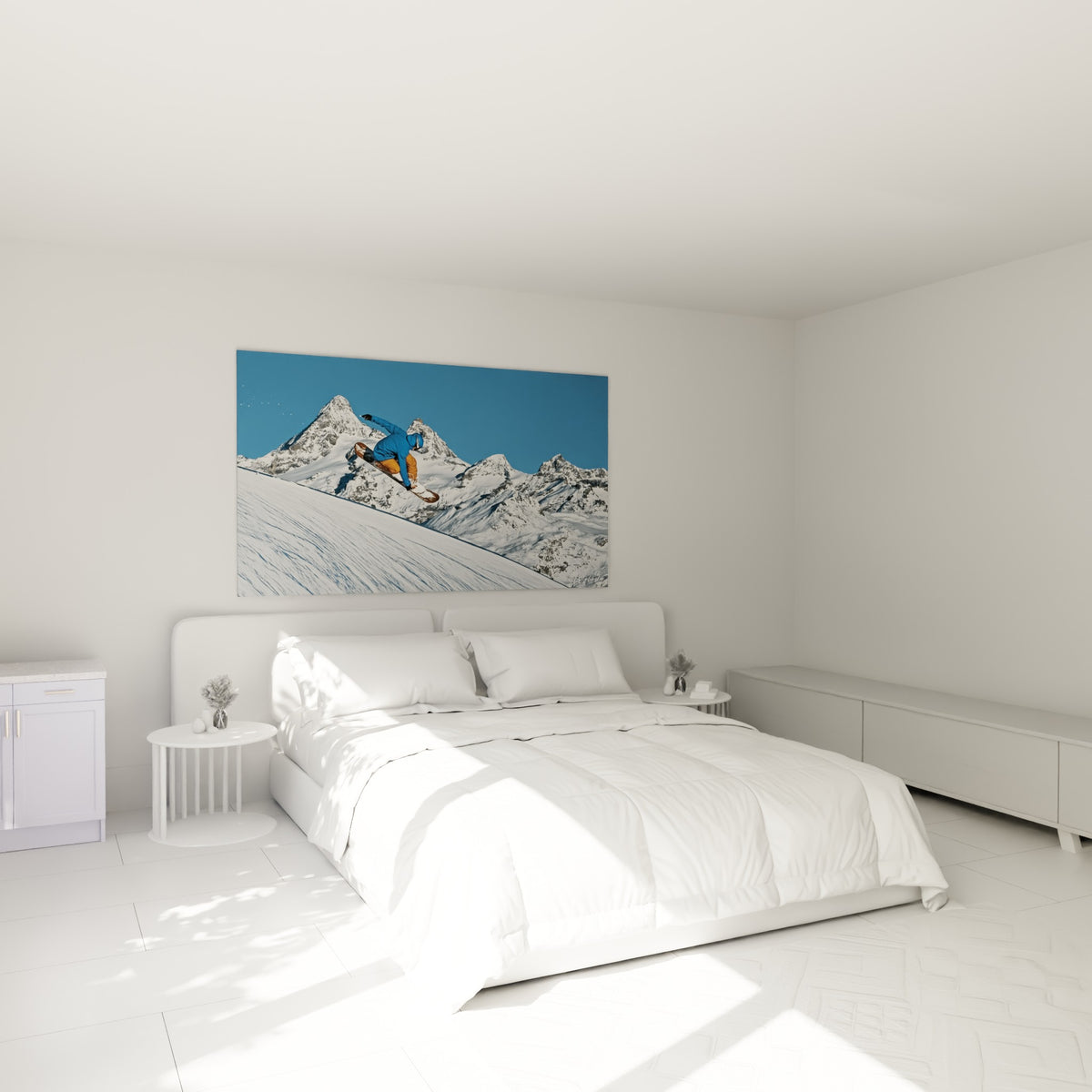 Rider en veste bleue suspendu au-dessus d'une pente blanche, au-dessus d'un lit dans une chambre claire
