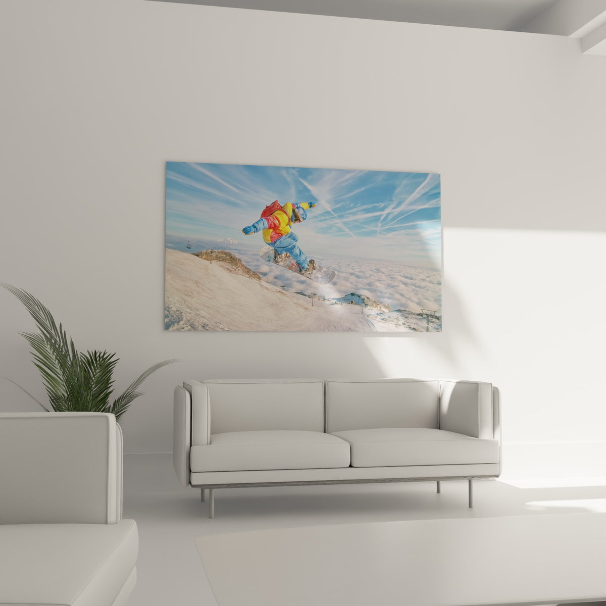 Sauteur en combinaison colorée jaune et bleue placé au-dessus d'un canapé dans un salon lumineux