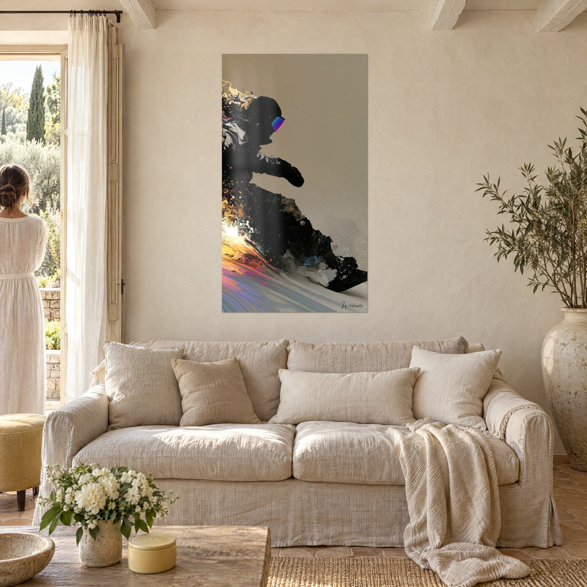 Tableau snowboardeur en silhouette noire, visière miroitée violette, gerbe dorée et rose, au-dessus d'un canapé dans un salon lumineux