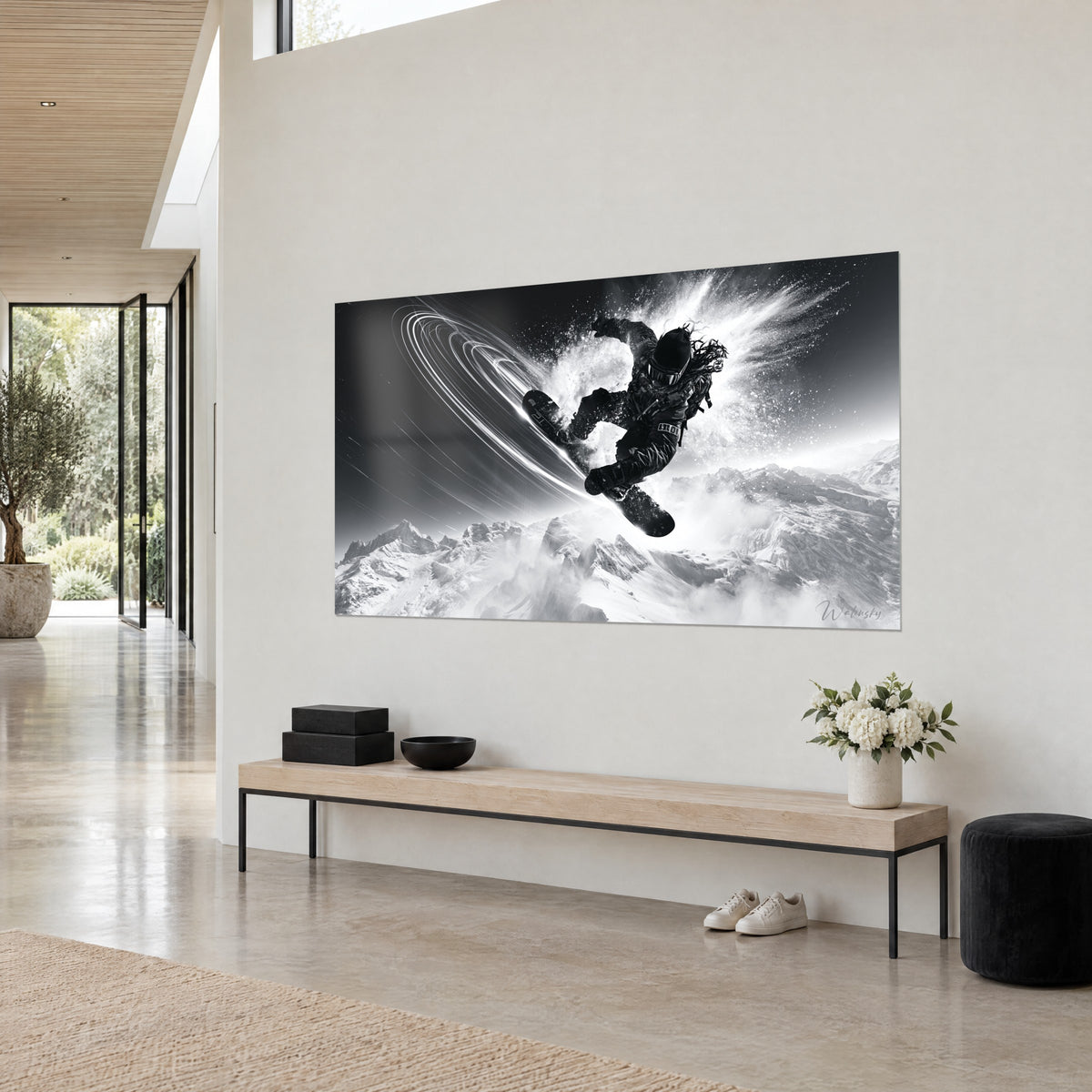 Tableau rider casqué en rotation, anneaux de lumière argentés et sommets enneigés gris, au mur d'une maison d'architecte