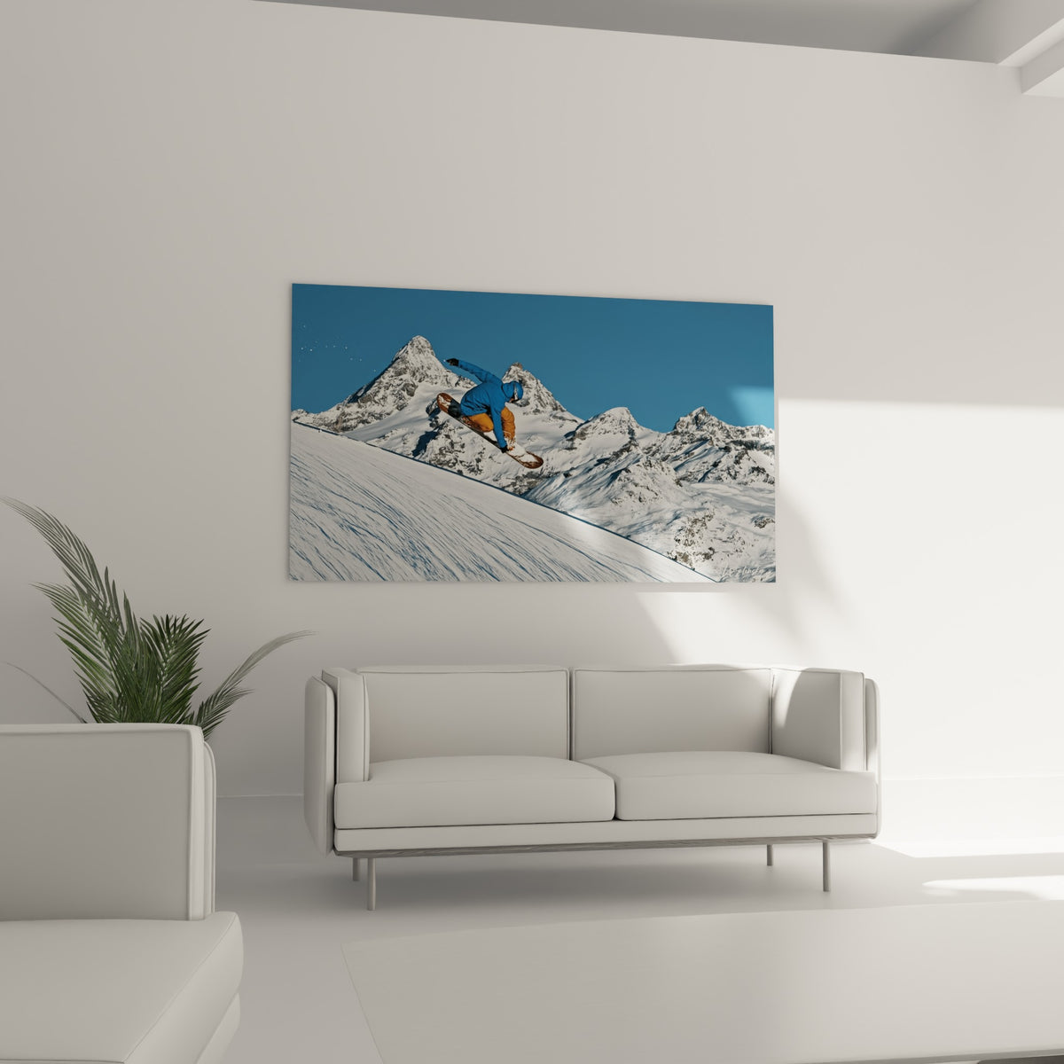 Silhouette bleue et orangée en plein saut sur fond de sommets anthracite, au-dessus d'un canapé dans un salon lumineux