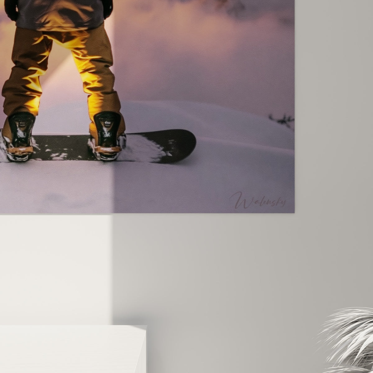 Empâtements dorés et gris se mêlant sur la neige et les nuages de ce tableau snowboardeur accroché au mur