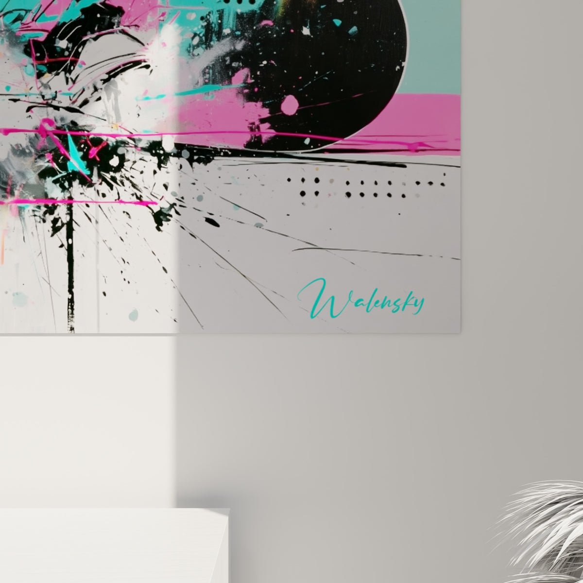 Coulures de peinture rose et traits noirs granuleux visibles de près sur la toile accrochée