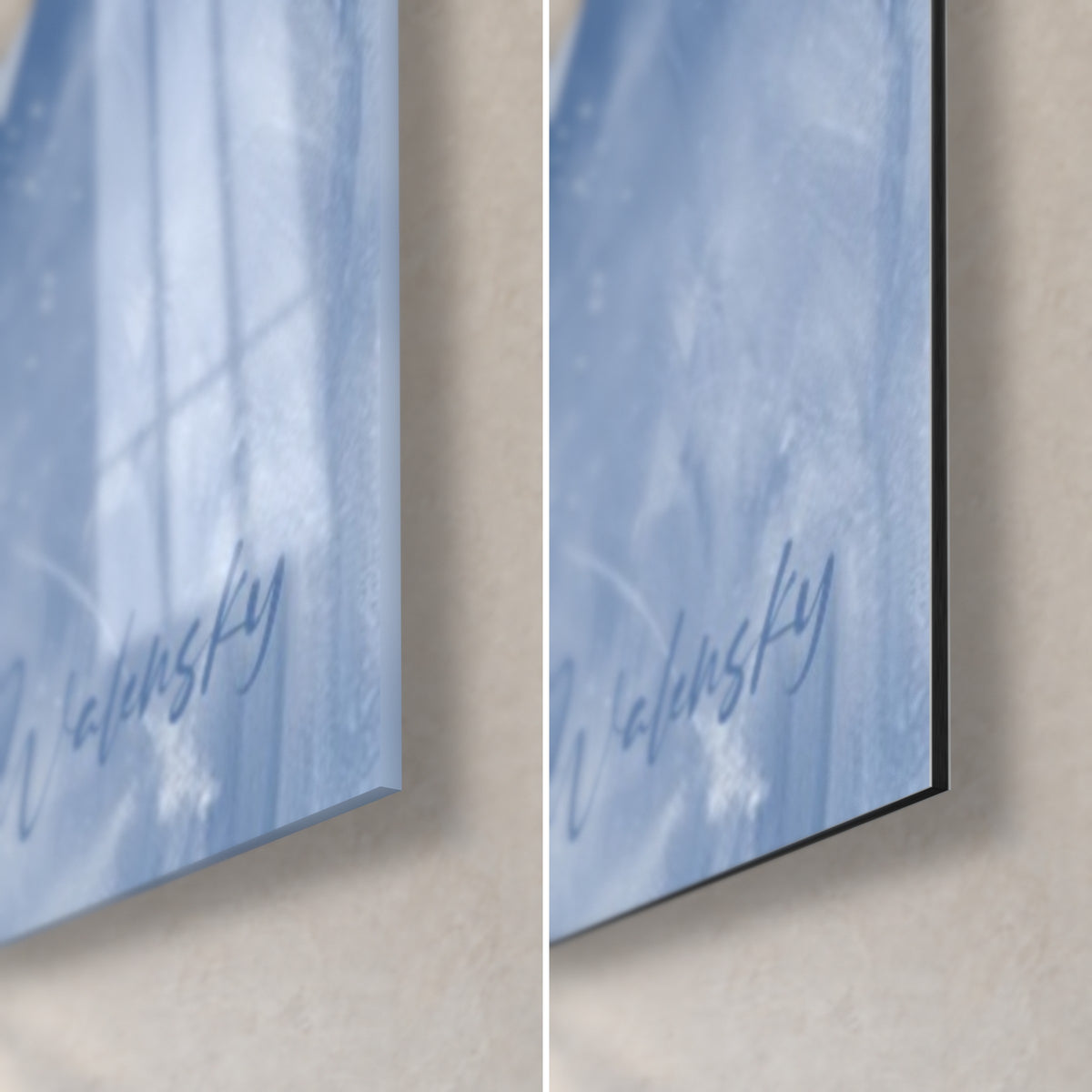 Tableau glisseuse aux lunettes miroir, coin bas droit : verre acrylique brillant bleu ciel et alu Dibond mat noir, tranche 3 mm
