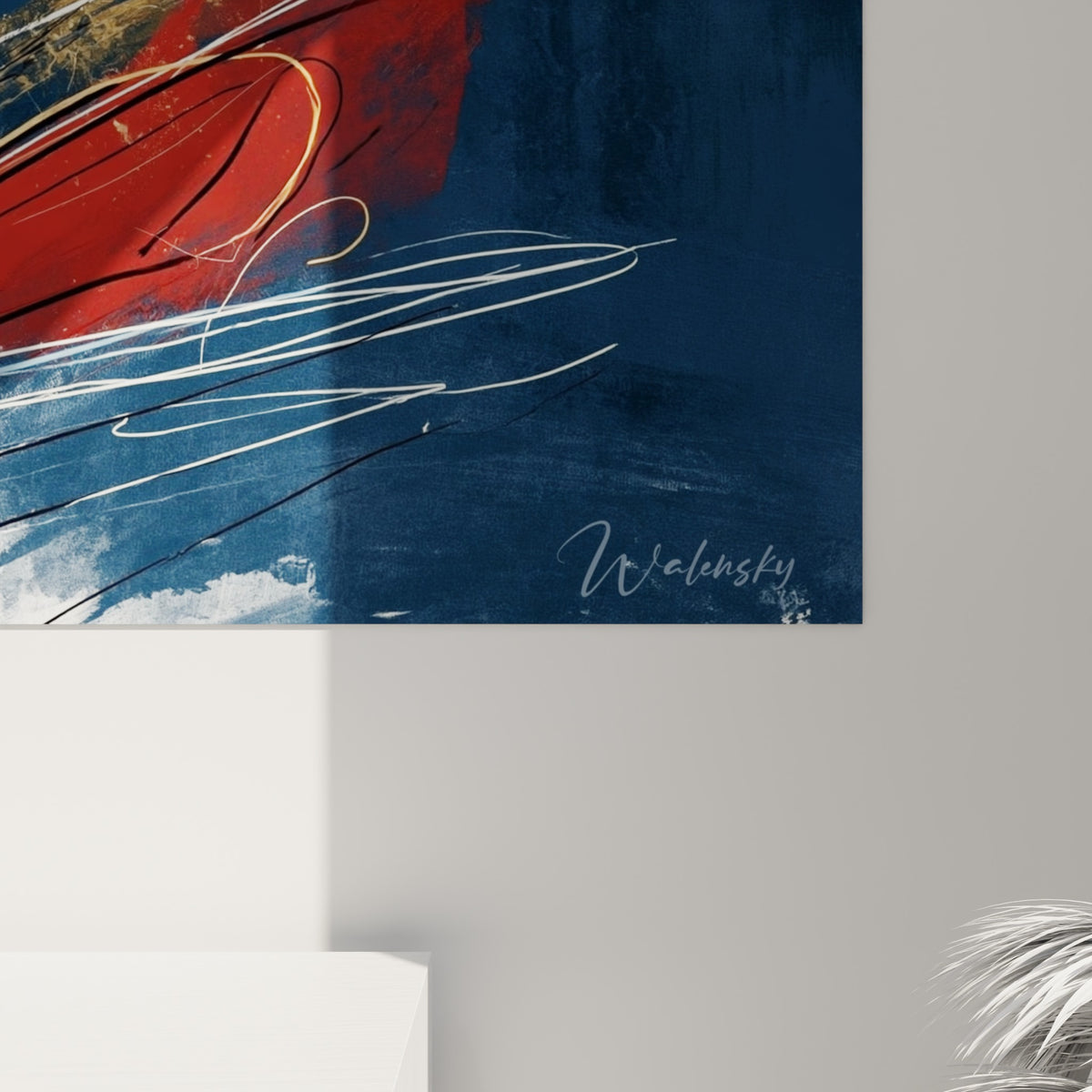 Empâtements dorés et traits blancs filiformes visibles de près sur la toile bleu marine et rouge