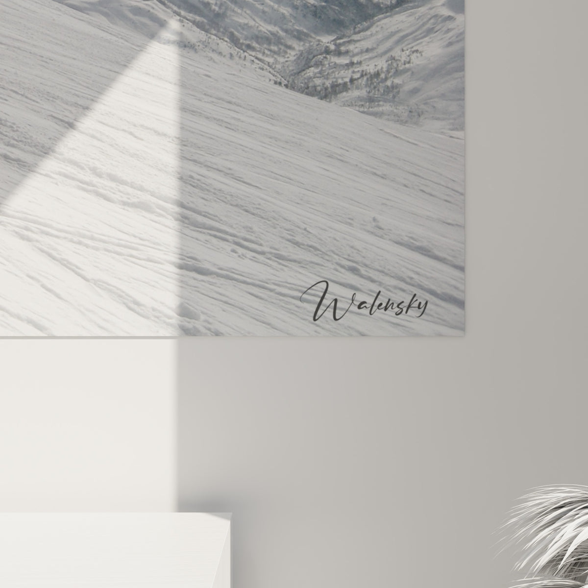 Gerbe de neige blanche et traces grises visibles en matière fine sur cette œuvre encadrée