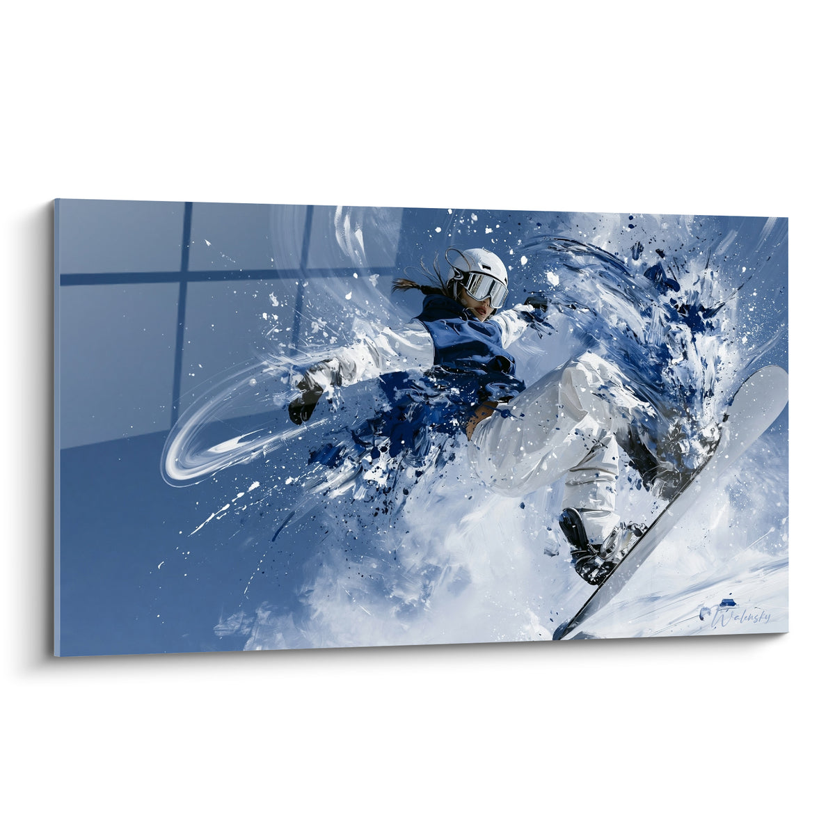 Snowboardeuse en combinaison bleu marine et blanche projetant une gerbe de neige en plein virage