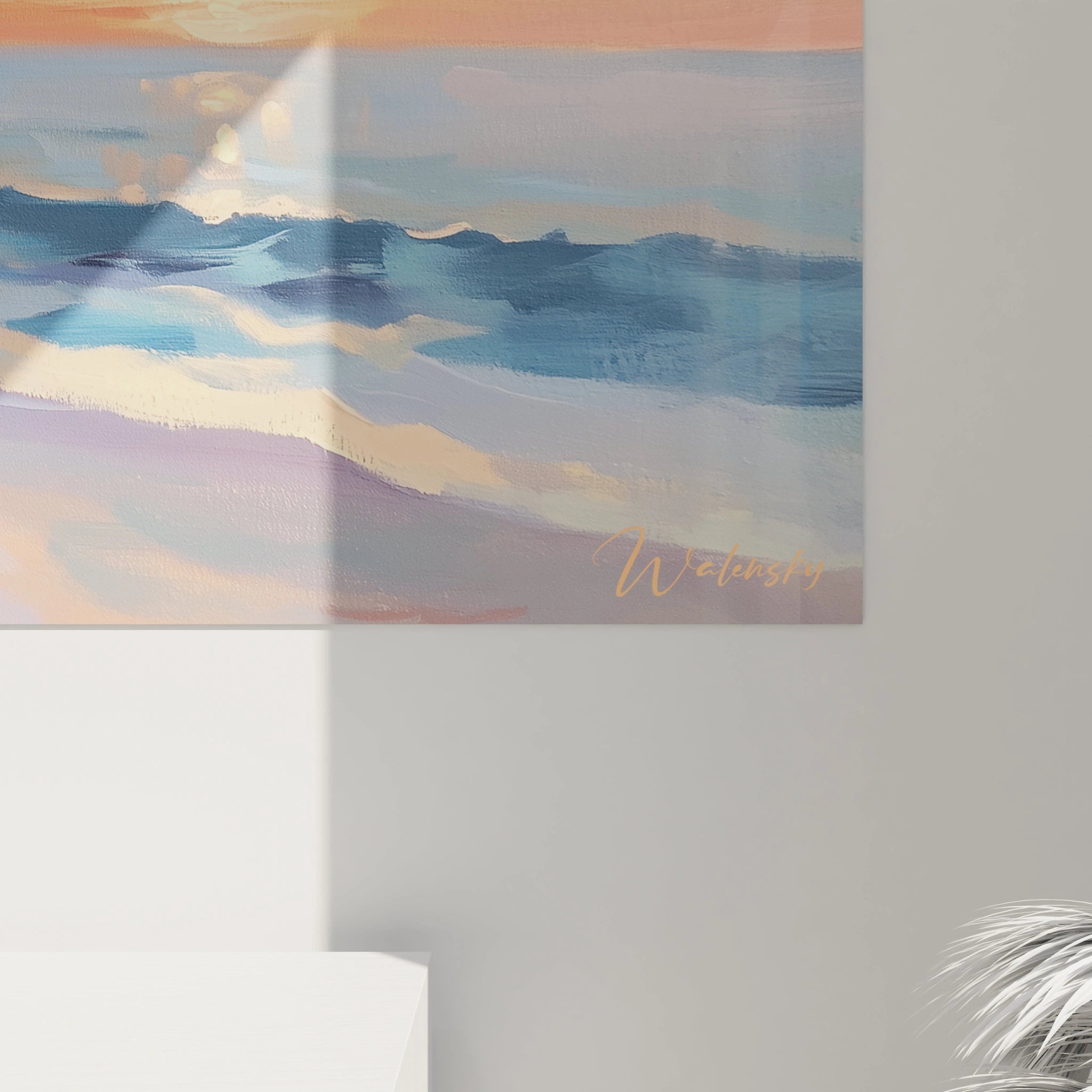 Art mural plage présentant une vue côtière crépusculaire, composée de palmiers au premier plan, d'un ciel embrasé d'orange et de rose, et d'un océan aux reflets dorés sur fond bleu turquoise.