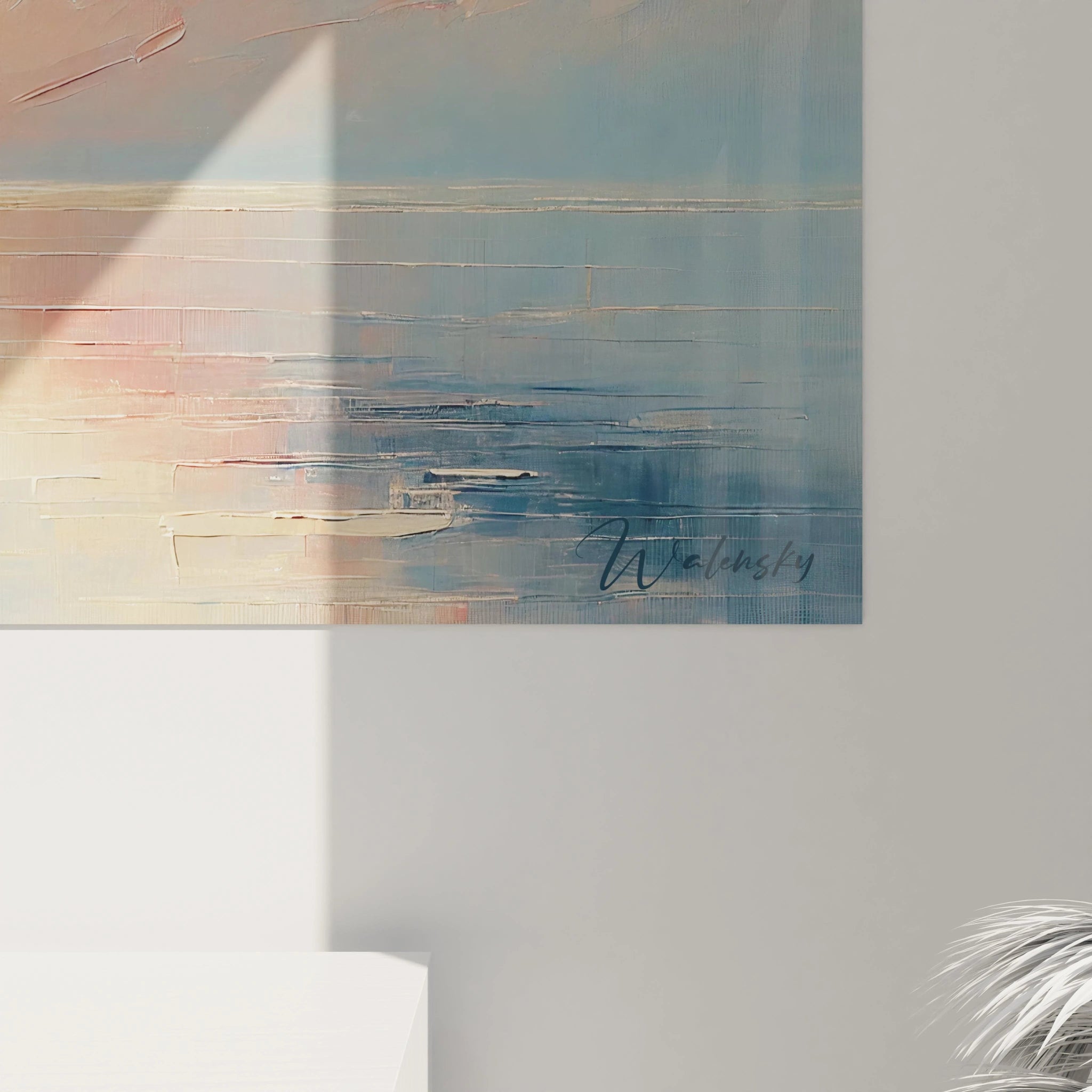 vue de pres : Details du tableau peinture abstrait avec ses touches impressionnistes modernes. Le bleu, le rose et le beige se melent, evoquant un coucher de soleil serein sur l ocean.