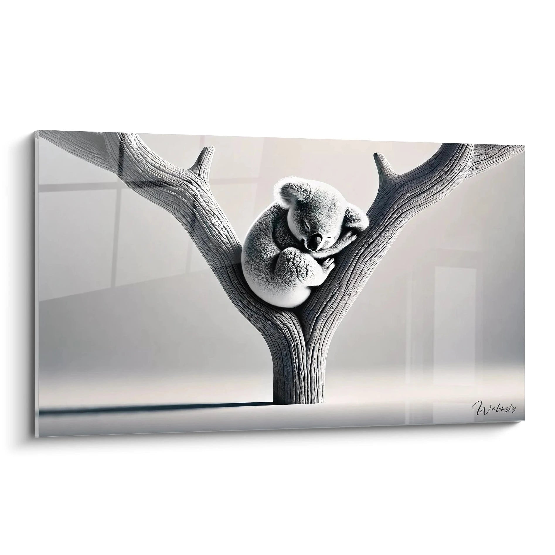 tableau koala en biais, capturant la sérénité d'un koala endormi. Le réalisme du pelage et le contraste subtil des ombres apportent une atmosphère apaisante à votre décoration murale.