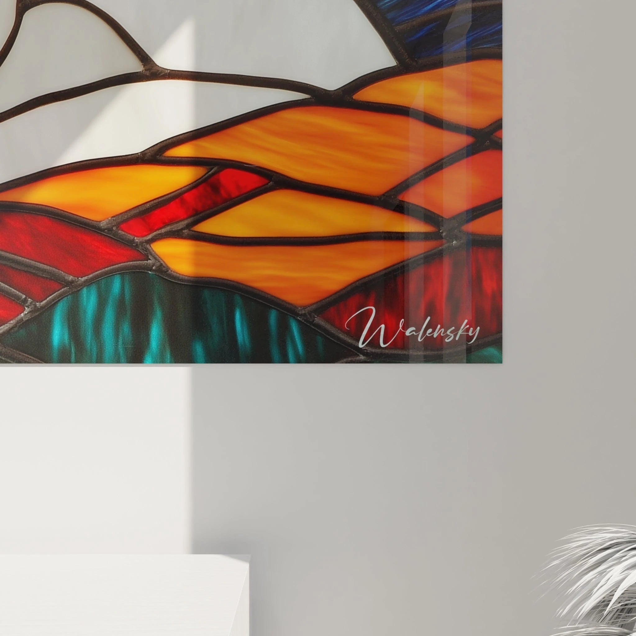 Un tableau vitrail nordique illustrant un renard polaire au repos, avec des pièces de verre blanc pour l'animal, bleu-turquoise pour l'arrière-plan supérieur et orangé-rouge pour la base, séparées par des lignes noires précises.