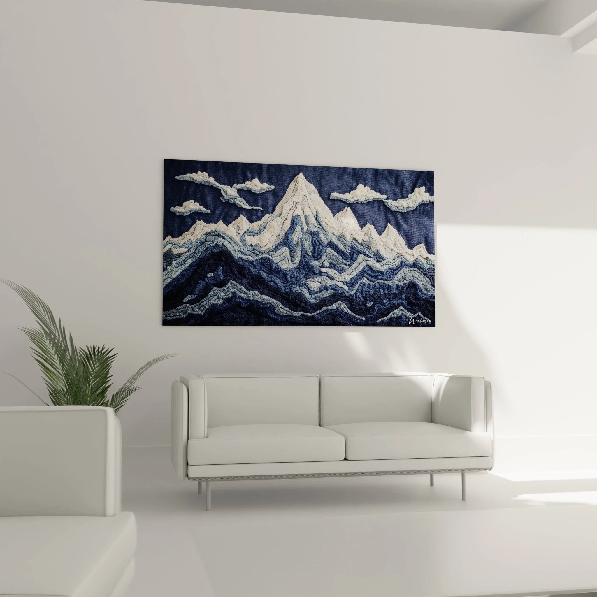 Un tableau relief montagneux en textile avec des sommets blancs émergeant d'un fond bleu profond, créant un contraste saisissant entre les cimes enneigées et les vallées ombrées, entièrement réalisé en points de broderie et de crochet superposés.