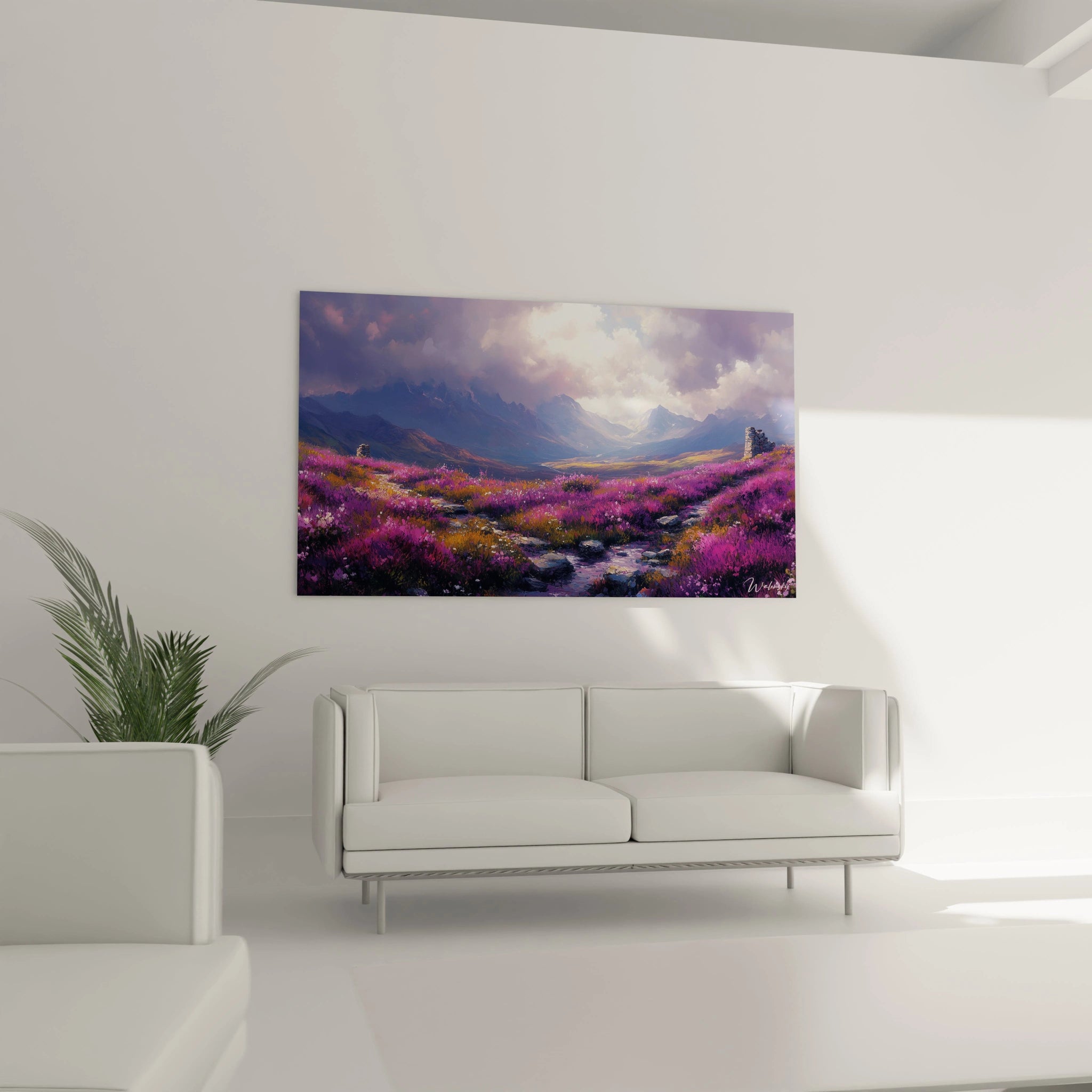 Ein Bergtableau, das eine fantastische Landschaft darstellt, in der blaue Gebirgsmassive eine weite Fläche üppiger Blütenvegetation in leuchtenden Farben – hauptsächlich Violett und Rosa – unter einem dämmrigen Himmel überragen.