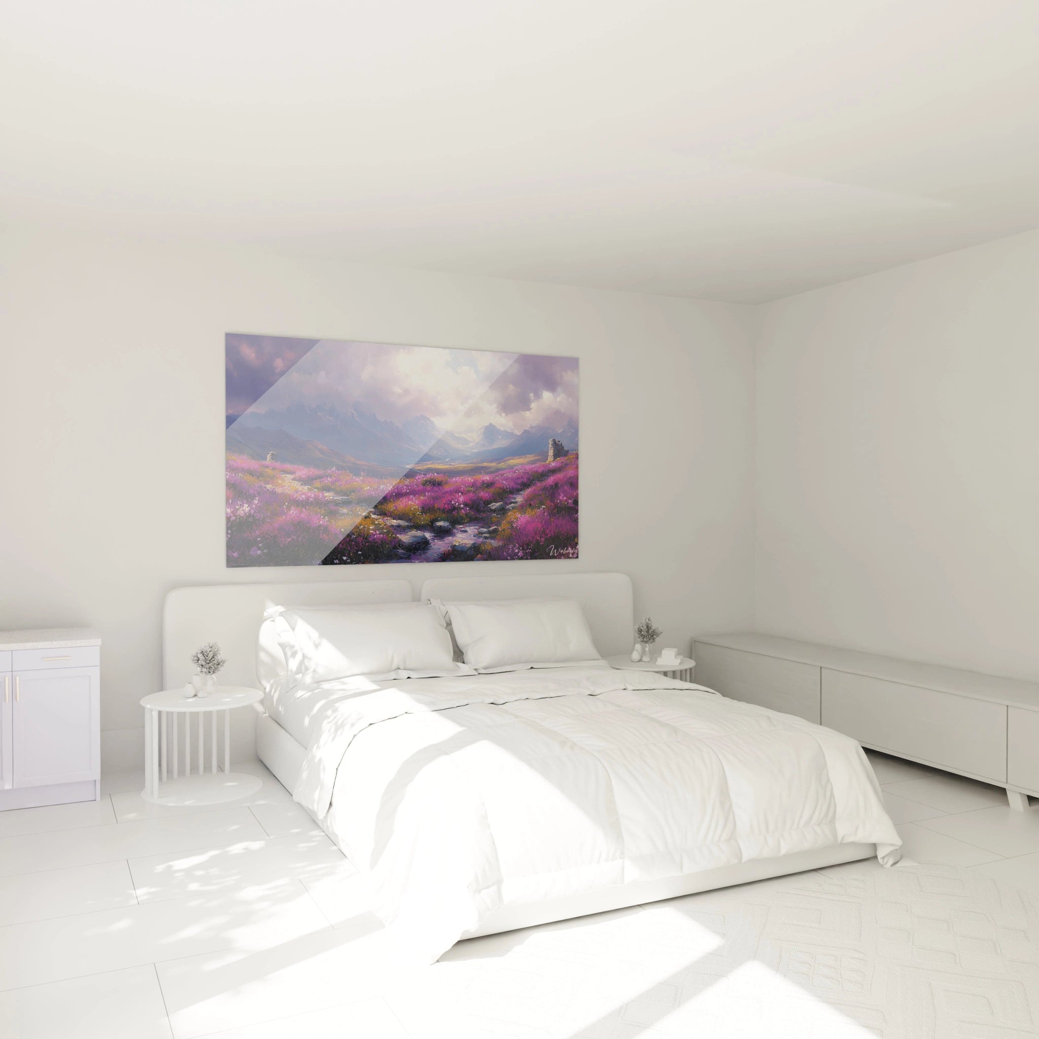 Ein Berggemälde, das eine Sonnenuntergangsszenerie mit mehrfarbigen Blumenfeldern zeigt, die wellenhügelige Hügel bedecken und von Bergspitzen in Blau- und Violetttönen überragt werden.