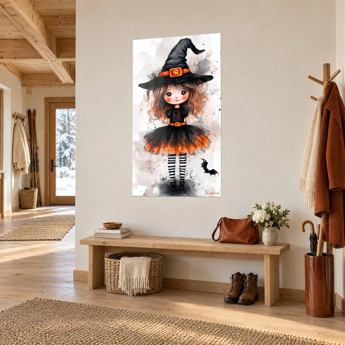 Quadro piccola maga con riccioli caramello, collant a righe nere e bianche, pipistrello nero, ingresso di chalet in legno chiaro