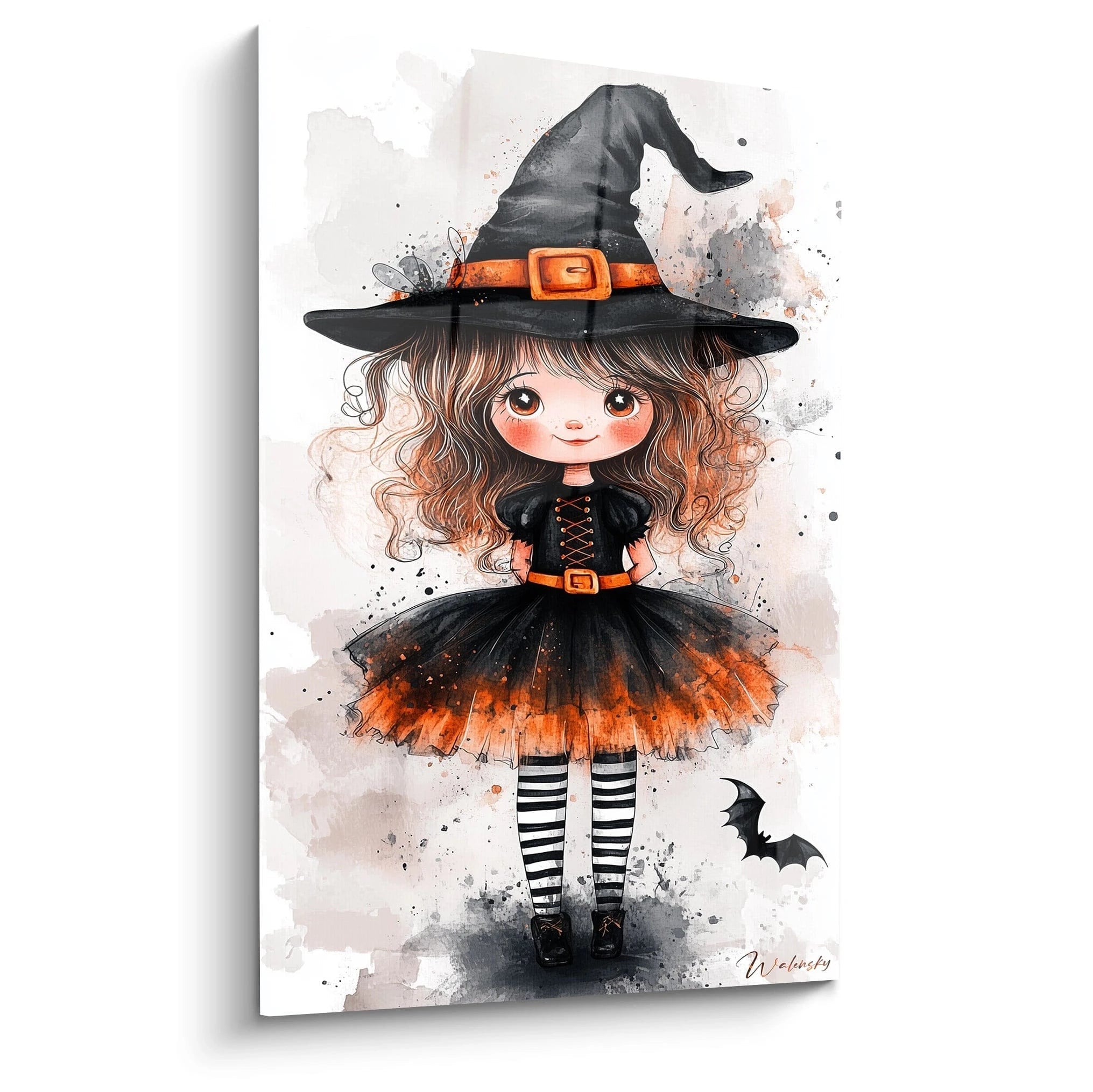 Un tableau sorcière pour enfant représentant une fillette en tenue de sorcière, avec une robe noire et orange, un chapeau pointu et des collants rayés, sur un fond texturé aux teintes blanches et grises.