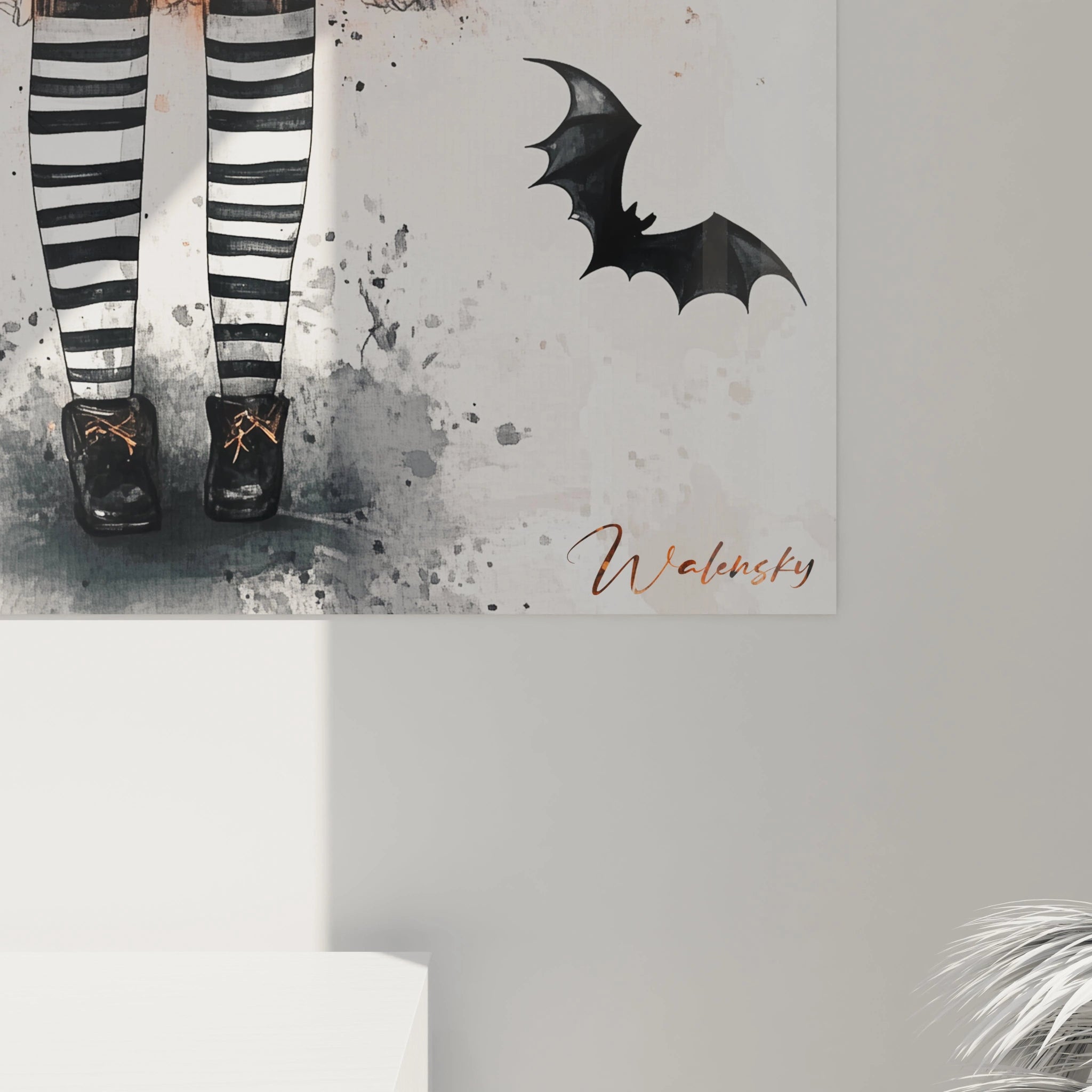 Un tableau sorcière pour enfant montrant une jeune fille en tenue de sorcière, avec des contrastes marqués entre le noir du chapeau et les touches d’orange de la robe, sur un fond aux nuances diluées de gris et blanc.