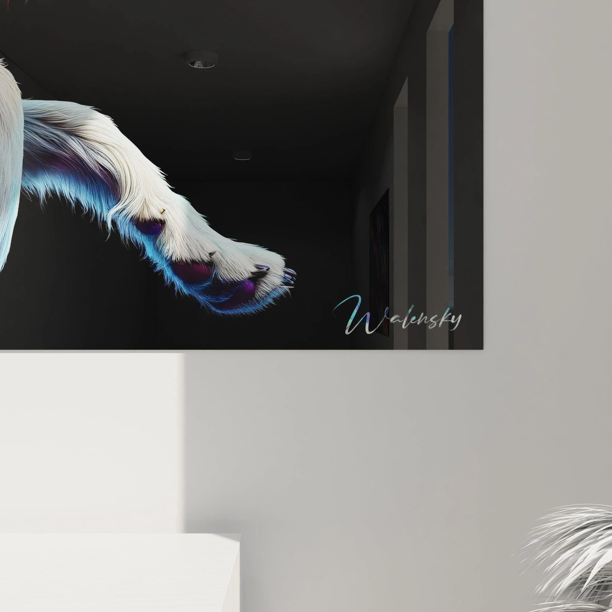 Un tableau d'animal présentant un loup courant de profil avec une crinière aux teintes arc-en-ciel. Le contraste entre le pelage naturel gris et blanc du visage et des pattes et les longues mèches colorées bleues, turquoise, violettes et orange crée un effet spectaculaire. La texture détaillée des poils et leur mouvement dynamique se détachent nettement sur le fond noir.