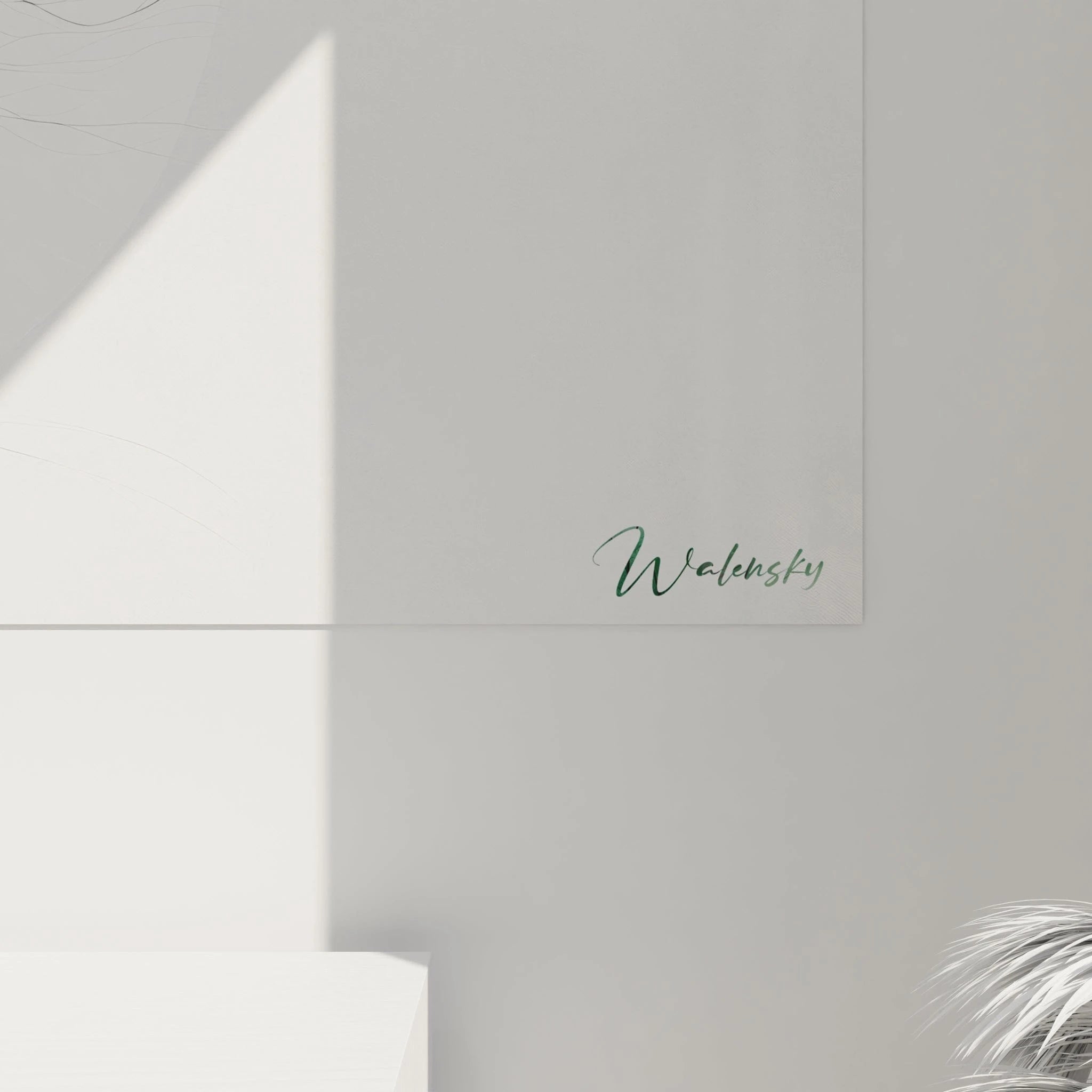 Tableau abstrait présentant un arbre délicat balayé par une brise invisible. Tronc noir courbé avec racines filiformes et branches fines dégarnies. Palette restreinte de noir, blanc, gris et vert tendre concentré sur quelques branches. Motif contenu dans un cercle légèrement ombré créant un effet d'équilibre et de légèreté.