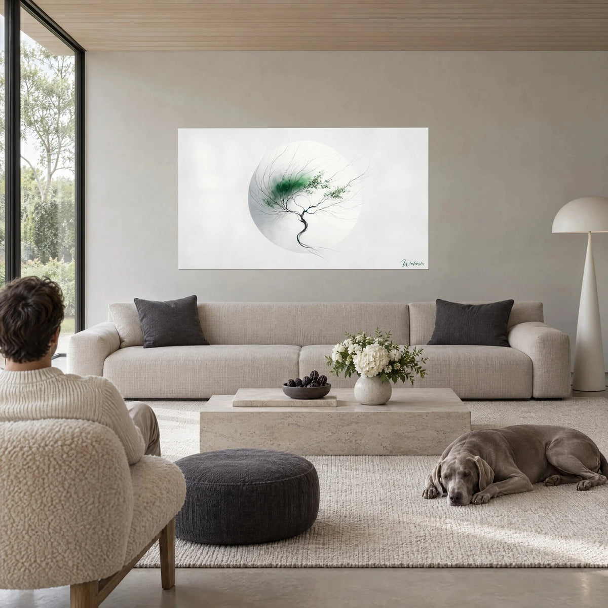 Gemälde eines kahlen Baums mit Zweigen aus Spindelholz und smaragdgrünem Laub, weiße Scheibe, über einem Sofa in einem lichtdurchfluteten Wohnzimmer