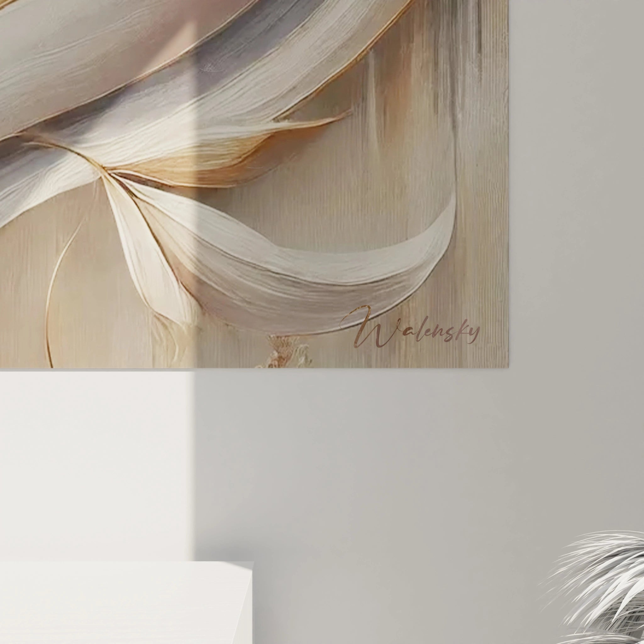 Gros plan sur l’angle inférieur droit du tableau abstrait, dévoilant la texture des couleurs chaudes et la signature de l’artiste. Un détail luxueux et authentique.