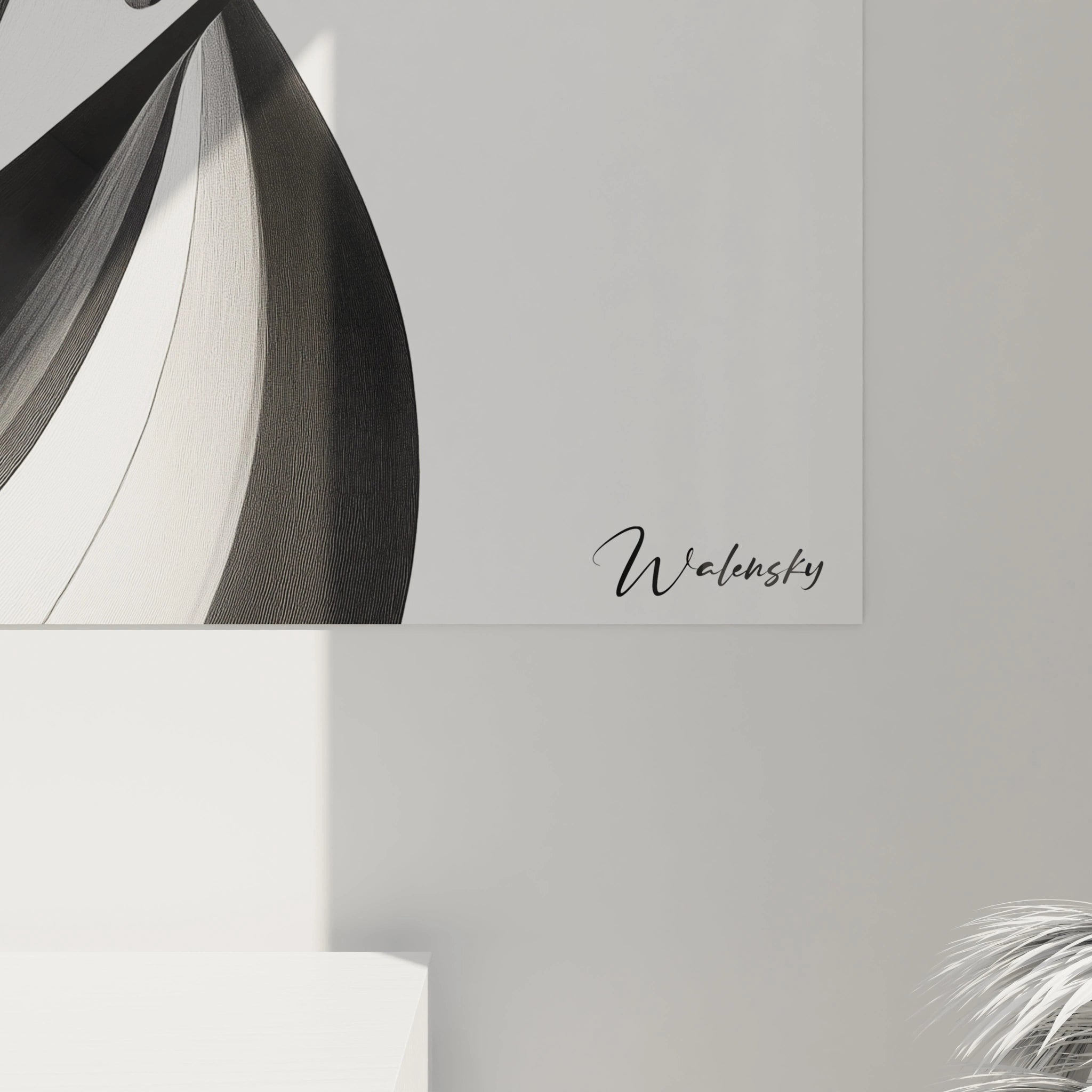 Un tableau rayures noir et blanc contemporain présentant des formes organiques entrelacées. Les motifs noirs aux contours précis se détachent vivement sur le fond blanc, créant un contraste saisissant et une impression de mouvement figé où chaque ligne semble en perpétuelle transformation.