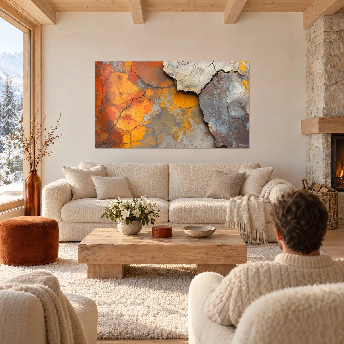 Tableau écorce craquelée orange vif et gris cendré, fissures noires, au-dessus d'un canapé dans un salon lumineux