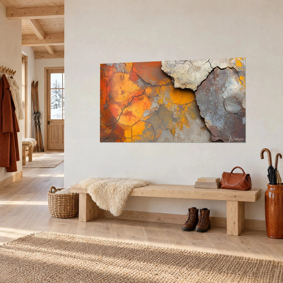 Tableau mur fissuré aux plaques ocre, safran et rouille, bordé de gris, vu de trois-quarts, entrée de chalet