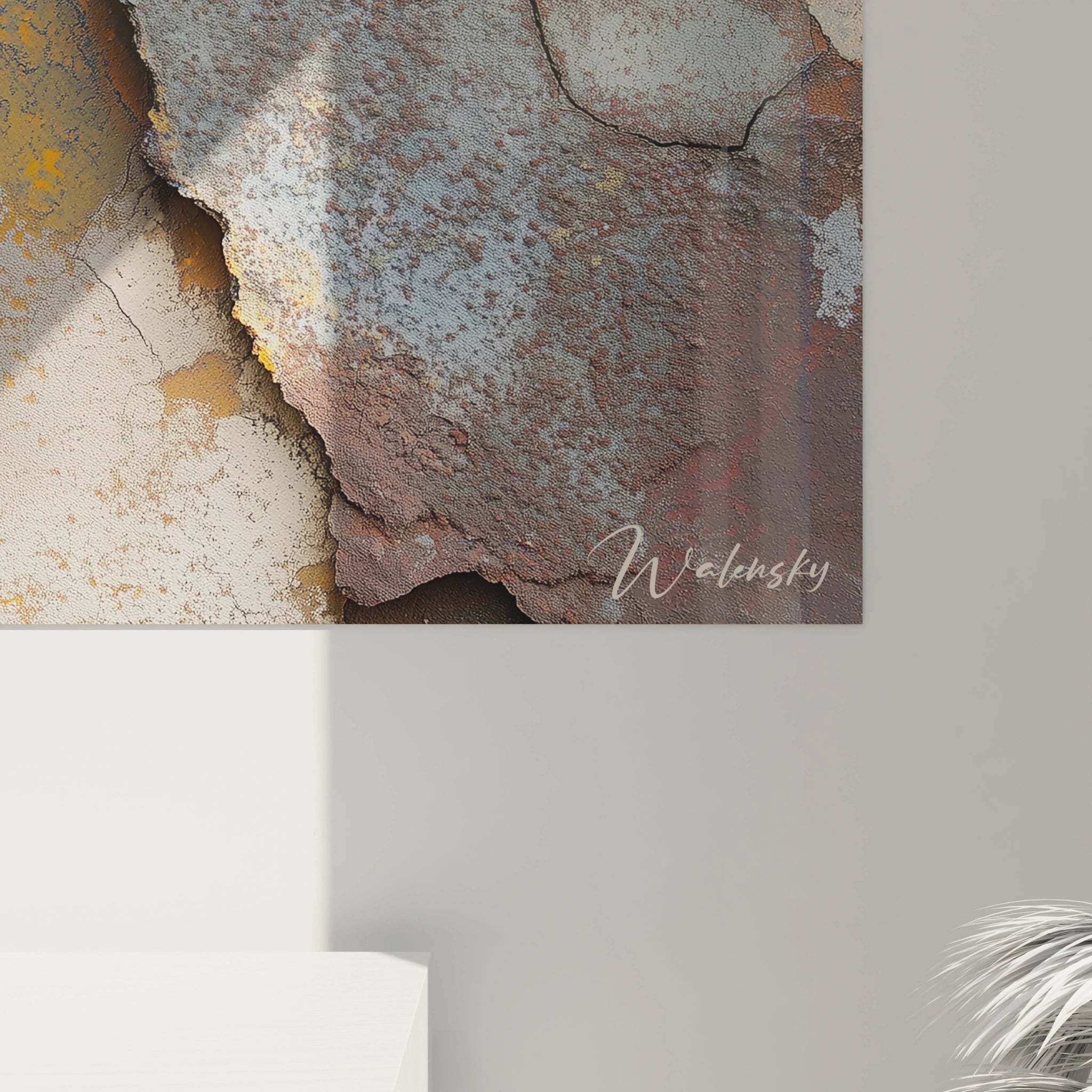 Tableau texturé abstrait avec des fissures irrégulières et des couleurs orange et jaune vibrantes, superposées sur des tons gris et rouges, créant des effets de reliefs prononcés.