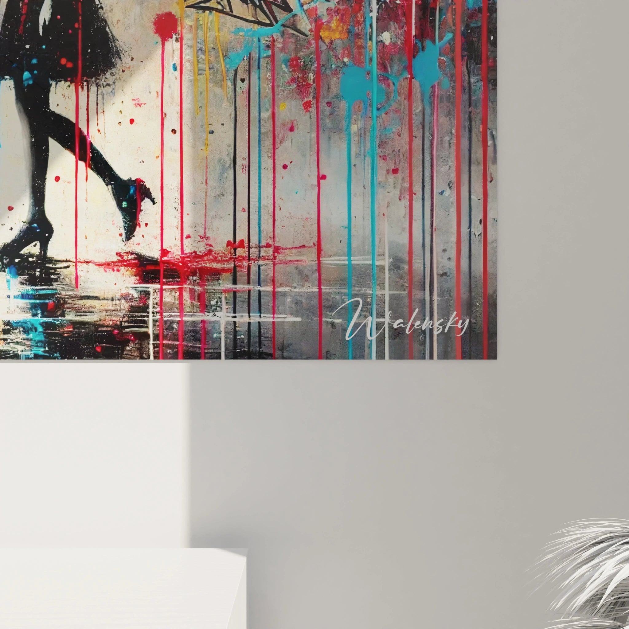 Détails du tableau urbain : texture de peinture, éclaboussures multicolores, silhouette féminine sous un parapluie rouge, contraste avec les gratte-ciels en arrière-plan.