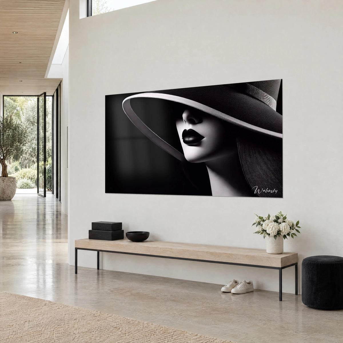 Cuadro de un rostro misterioso bajo un sombrero de fieltro marfil, boca de ébano y mejilla pálida, fondo negro profundo, pared crema sobre un banco