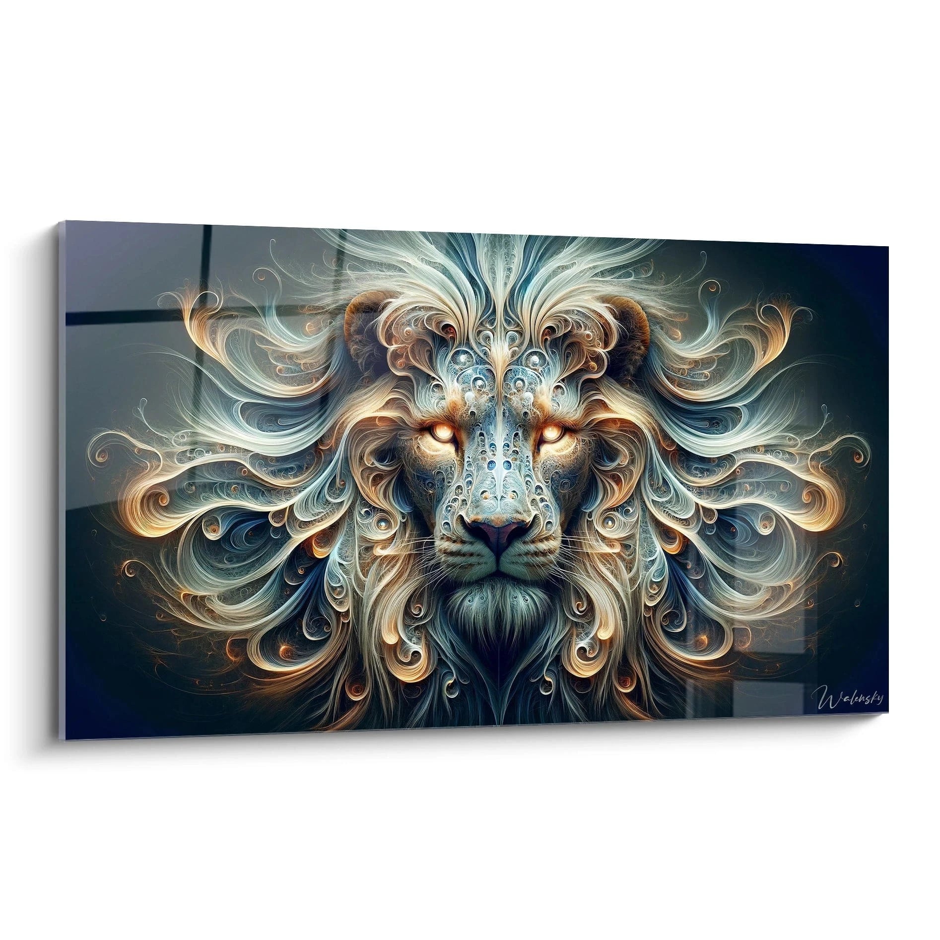 Un tableau d'animal représentant un lion face à l'observateur avec une crinière composée de volutes abstraites et symétriques. Les textures fluides et ondulantes mêlent des teintes bleues, blanches et dorées qui s'entrelacent en motifs fractals. Les yeux lumineux ambrés contrastent avec les formes ornementales qui composent le visage et la crinière sur fond bleu-noir profond.