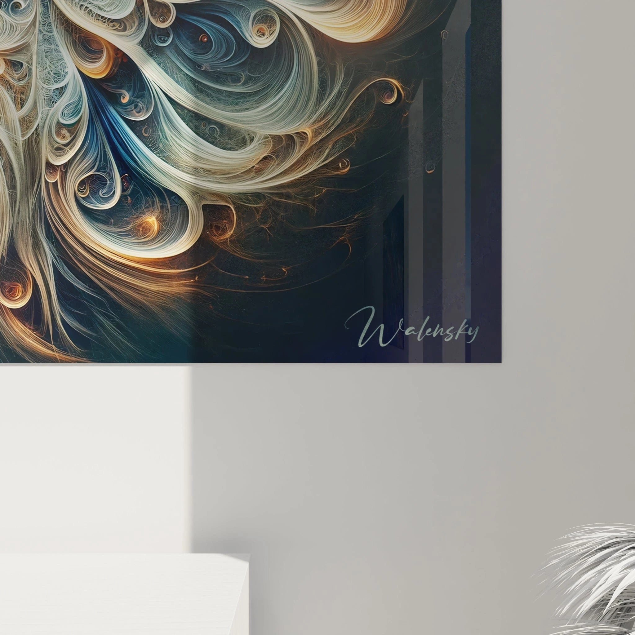 Un tableau d'animal présentant un visage de lion transformé en œuvre fractale aux lignes fluides et symétriques. La texture des poils évoque des formes organiques en mouvement dans des tons blancs, bleus et dorés qui s'enroulent en spirales et courbes élaborées. Les yeux lumineux et le museau conservent leur aspect félin au milieu de cette composition abstraite sur fond bleu foncé.