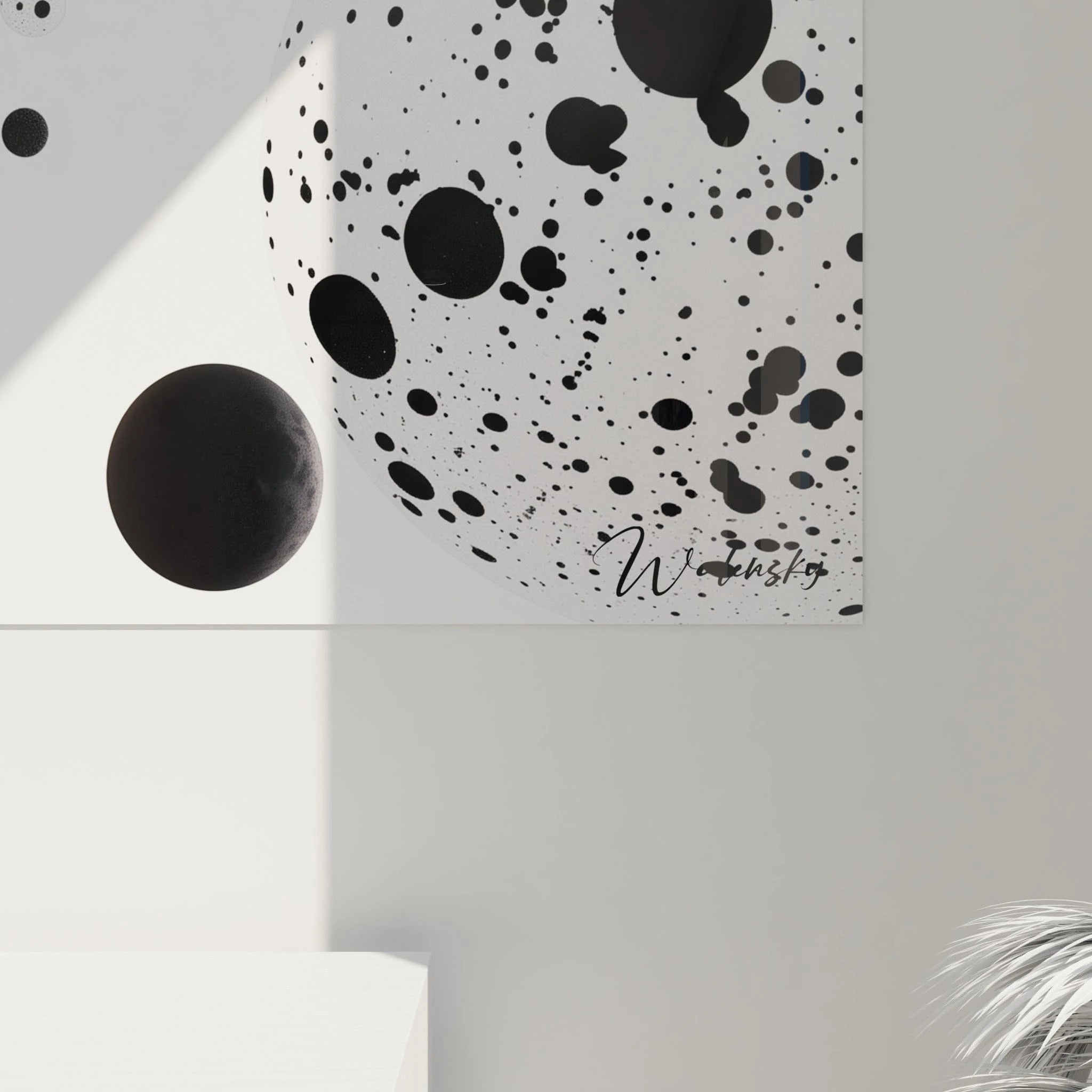 Tableau tacheté noir et blanc de Walensky avec des motifs de cercles sur fond clair