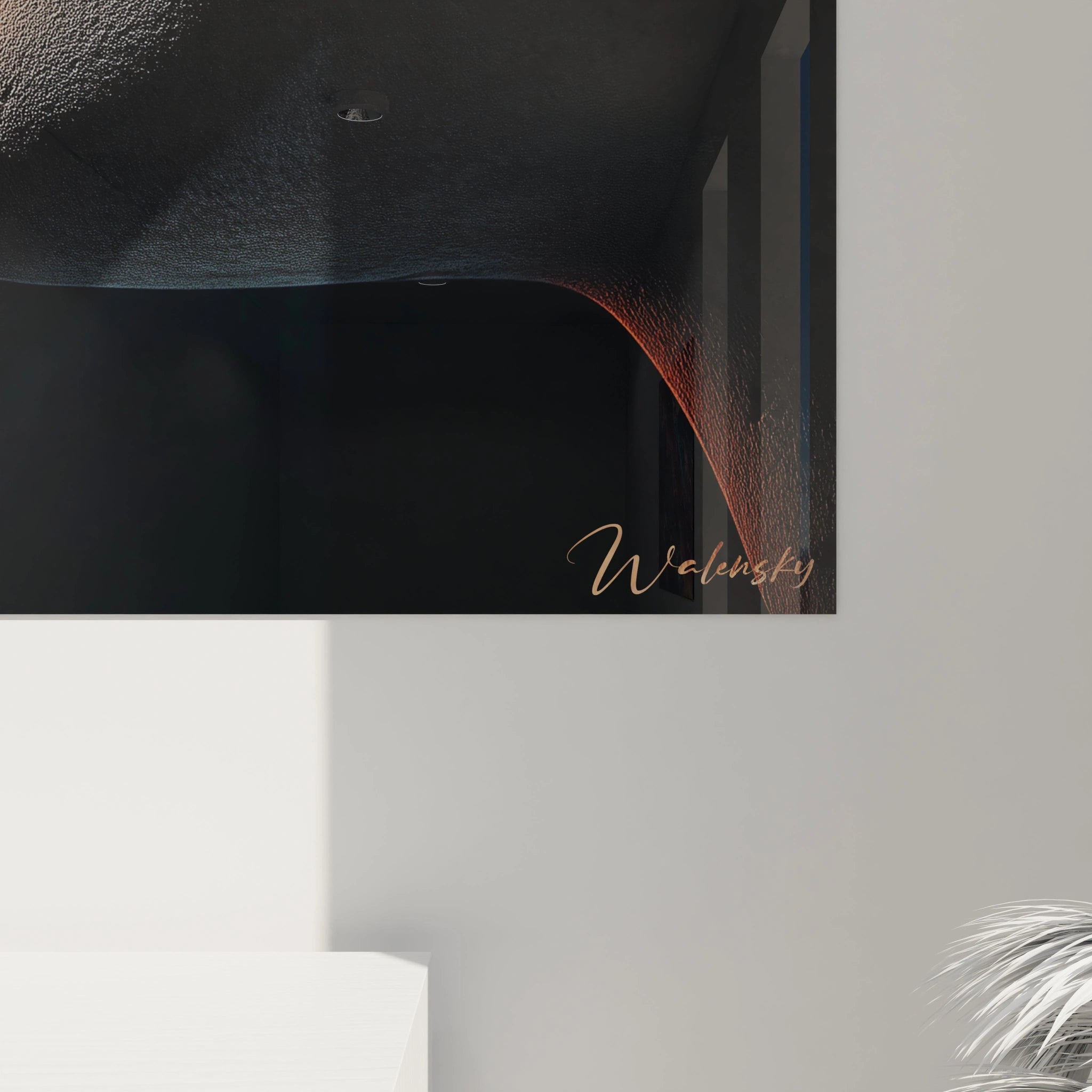 Un tableau visage sphinx en profil, caractérisé par des contrastes saisissants entre obscurité et lumière ambrée, dévoilant les détails texturés d'une sculpture millénaire aux lignes hiératiques parfaitement préservées.