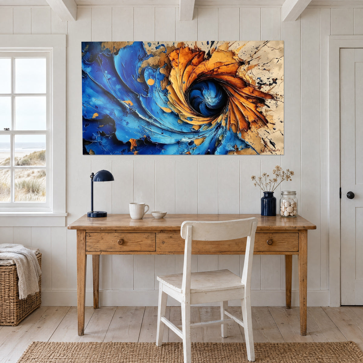 Cuadro Ciclón de pintura azur y naranja con salpicaduras oscuras, colgado encima de un escritorio de madera clara, cerca de una ventana