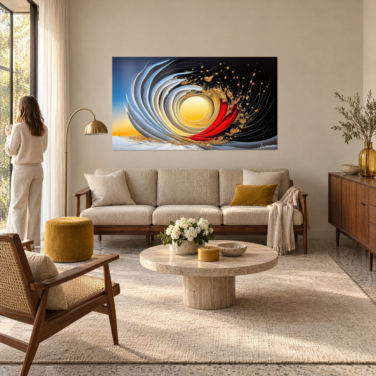 Quadro con spirale dorata in rilievo, blu notte e rosso vivo, sopra un divano in un soggiorno luminoso