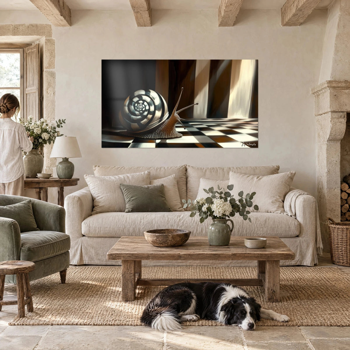 Gemälde Schneckenhaus mit schwarz-elfenbeinfarbener Spiralschale auf Schachbrettboden, Collie liegend, über einem Sofa in einem hellen Wohnzimmer