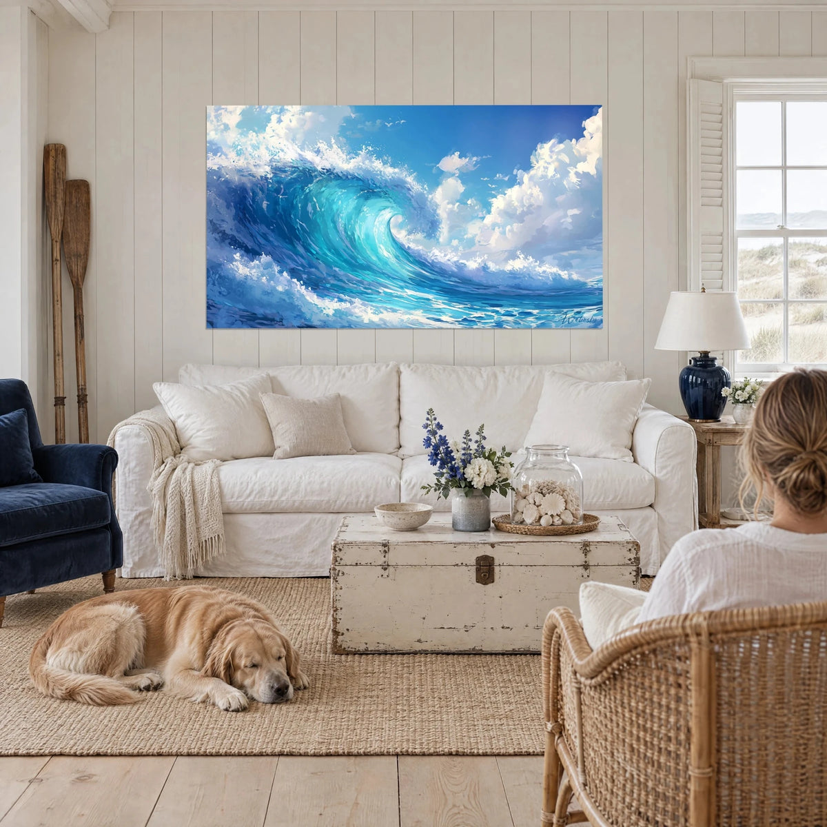 Cuadro de una ola turquesa enroscada en espiral, cresta de espuma blanca y cielo azul, encima de un sofá en un salón luminoso