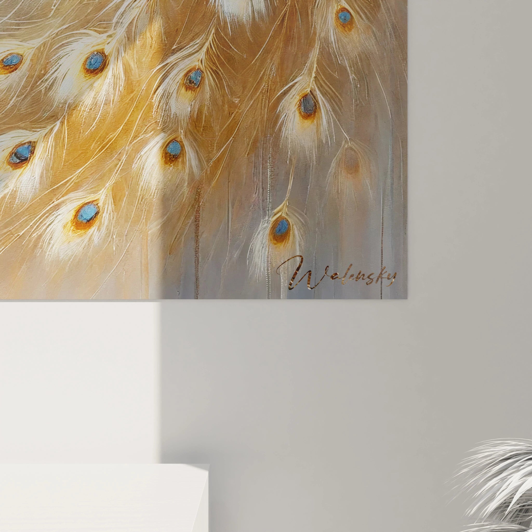 Vue rapprochee de ce tableau paon mettant en valeur chaque detail du plumage dore. La texture precise et la lumiere douce apportent un effet visuel unique pour une decoration elegante.