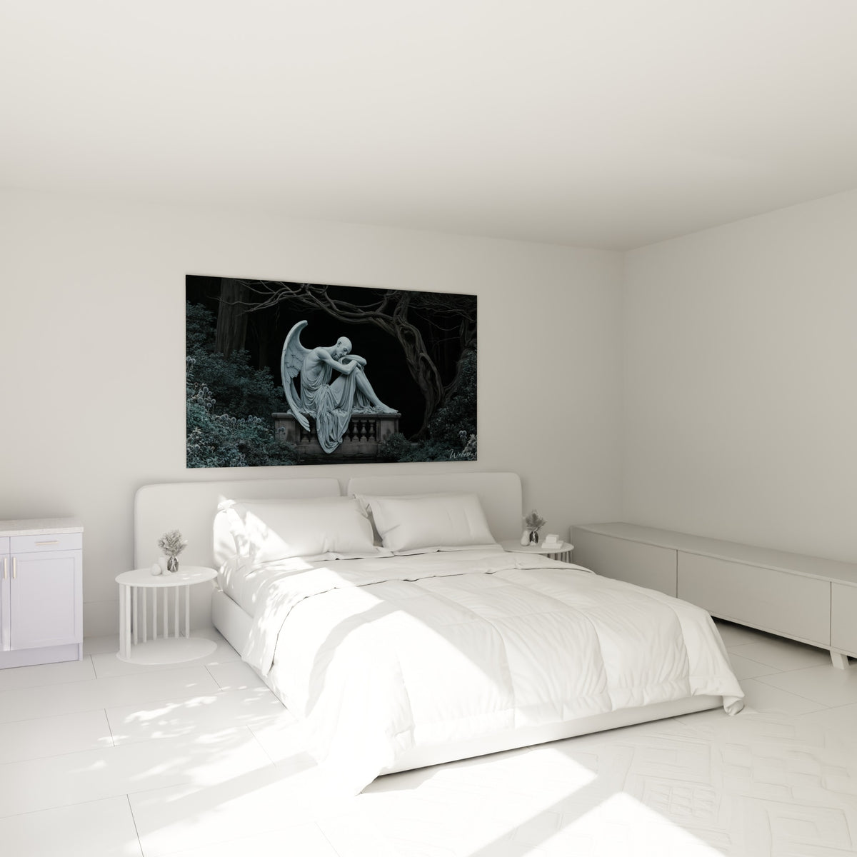 Statue d'ange bleu gris repliée sur elle-même, au-dessus d'un lit dans une chambre claire
