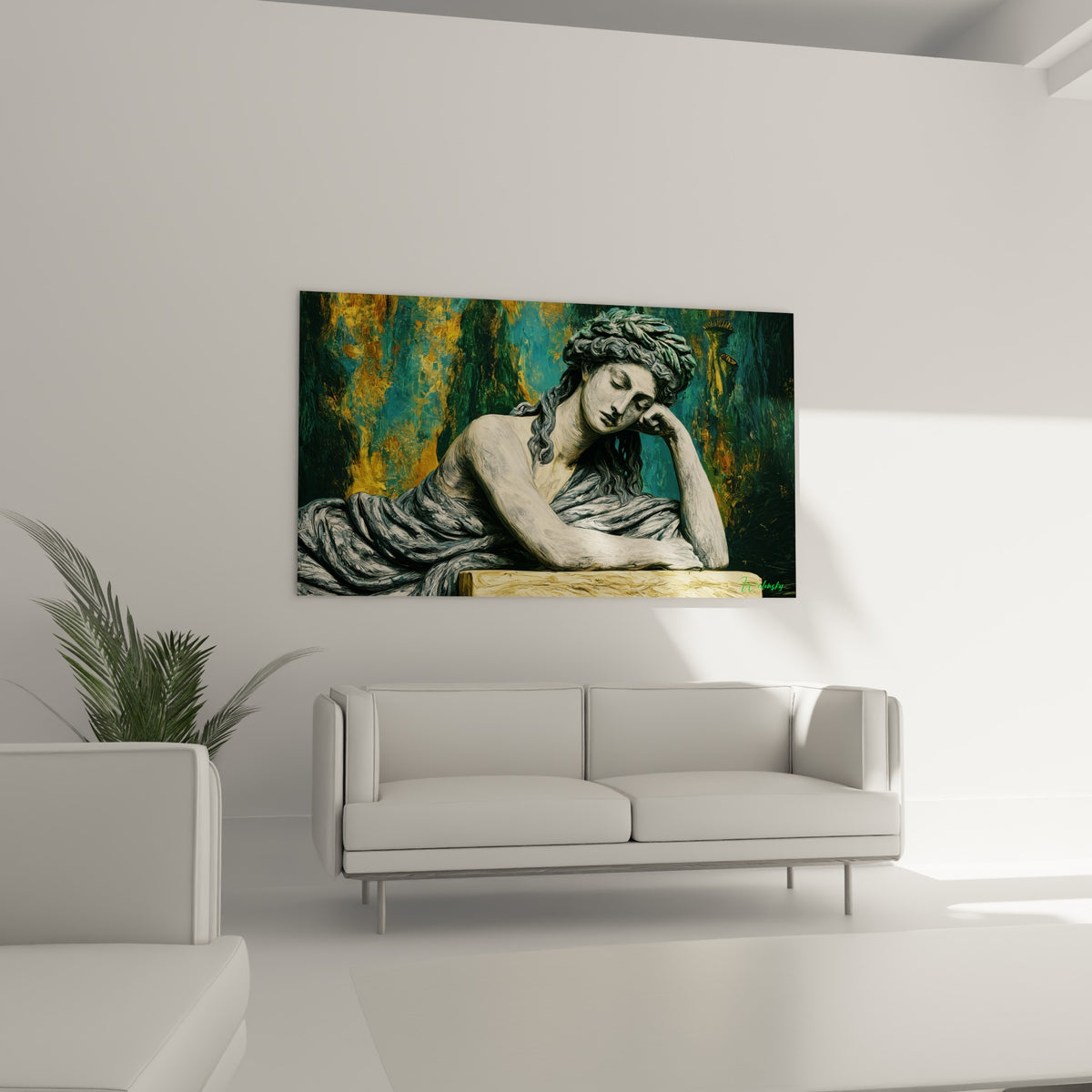 Figure antique drapée en vert sauge et doré, posée au-dessus d'un canapé dans un salon lumineux