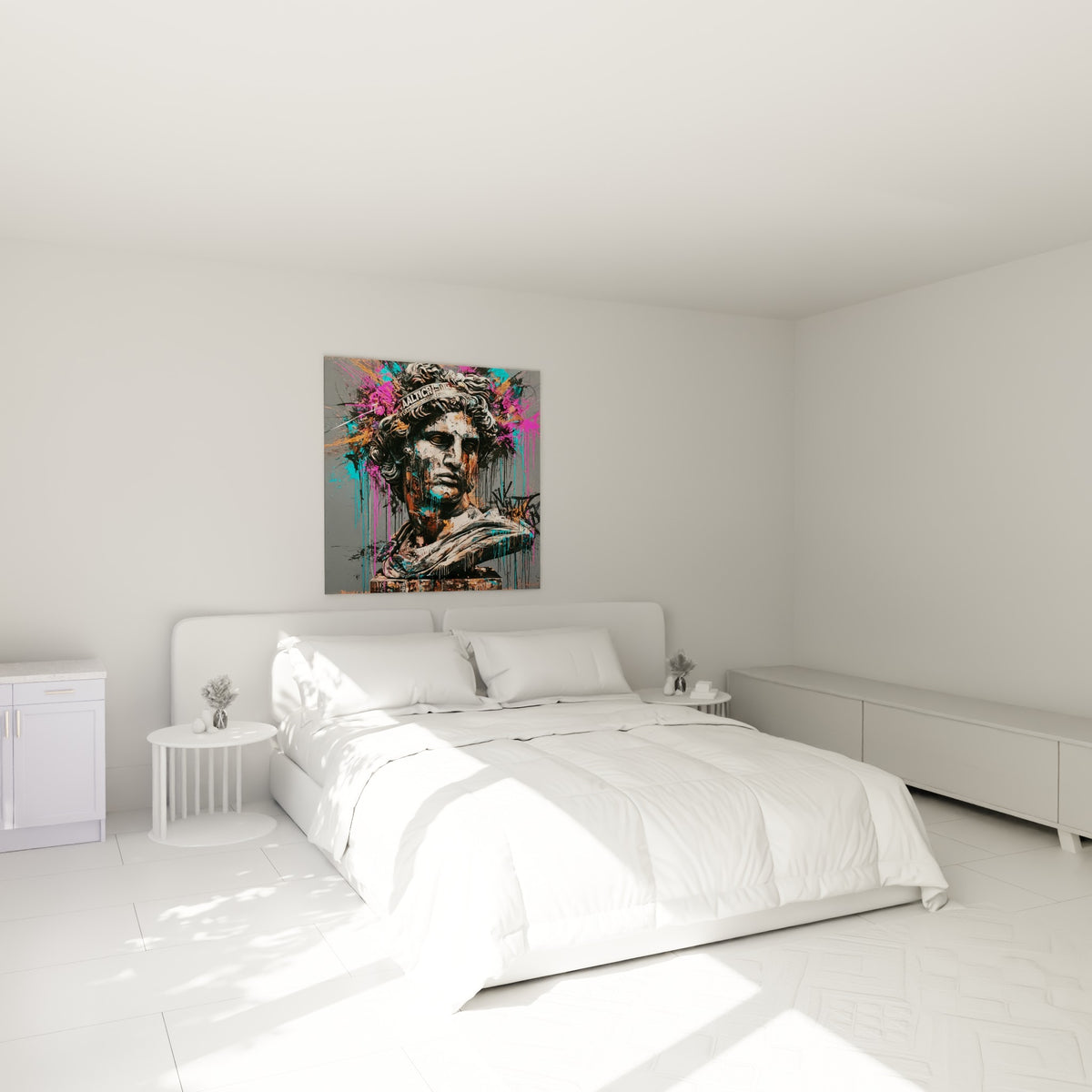 Statue antique aux coulures turquoise et roses, accrochée au-dessus d'un lit dans une chambre claire