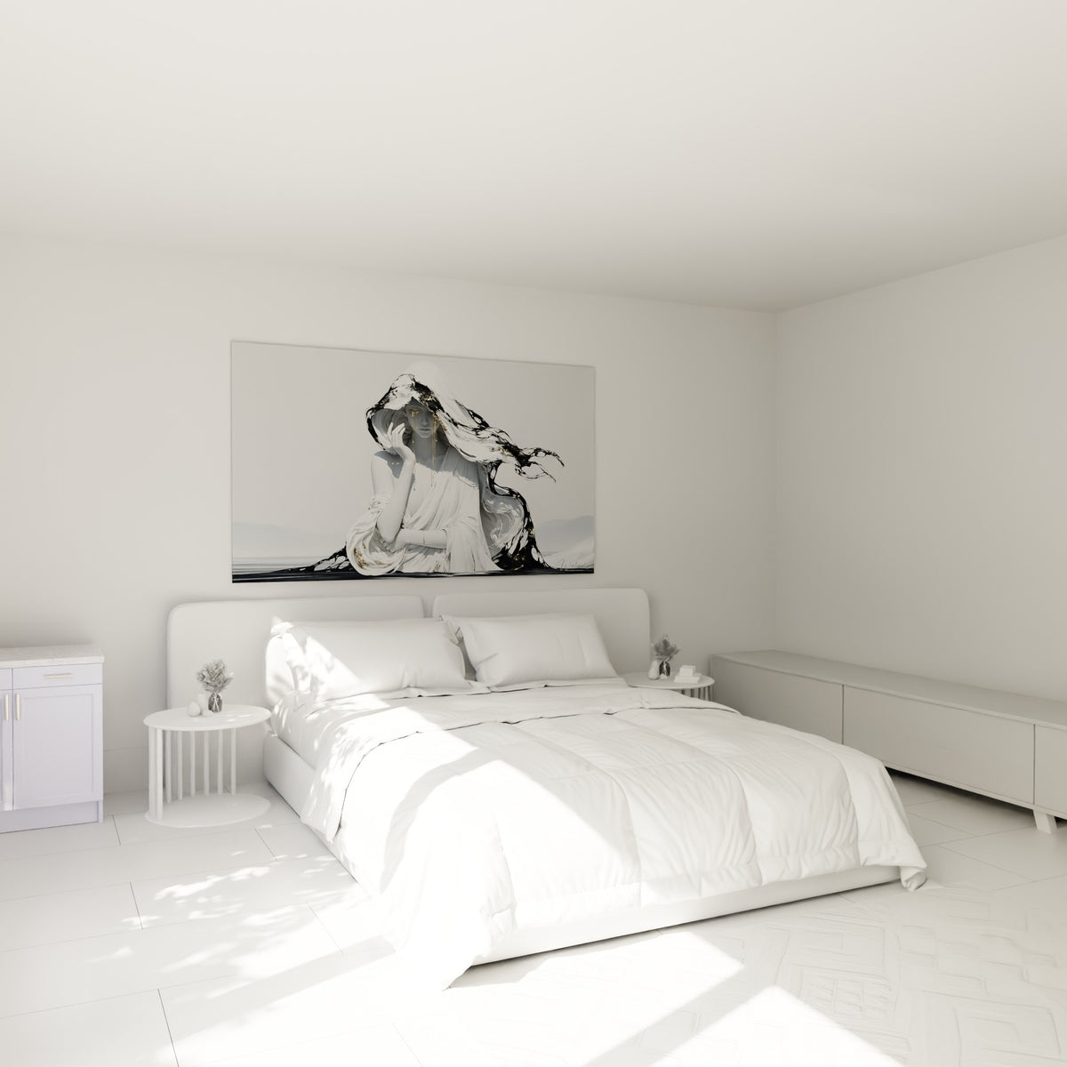 Figure drapée blanche aux mèches d'encre noire et dorée, au-dessus d'un lit dans une chambre claire