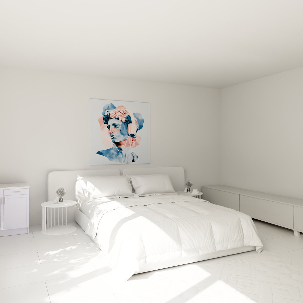 Visage sculpté bleu et rose corail au casque pastel au-dessus d'un lit dans une chambre claire