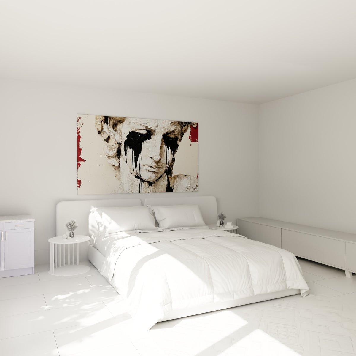 Statue crayeuse et larmes noires accrochée au-dessus d'un lit dans une chambre claire