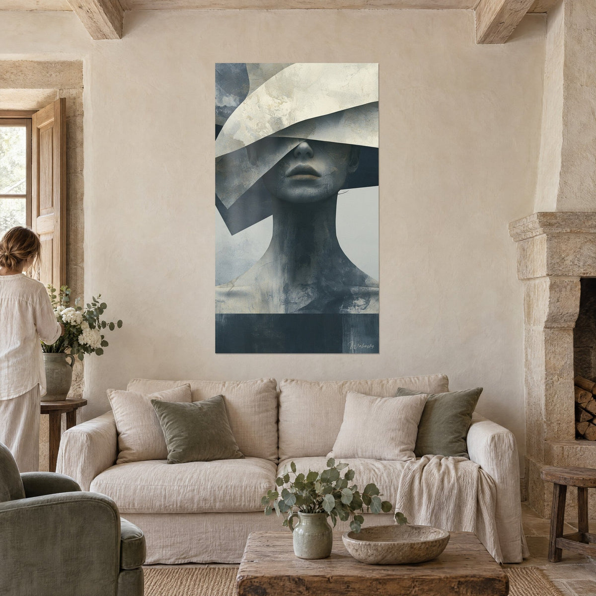 Quadro volto velato di pietra grigia, benda beige screpolata sugli occhi, sfondo ardesia, donna di spalle, sopra un divano in un soggiorno luminoso