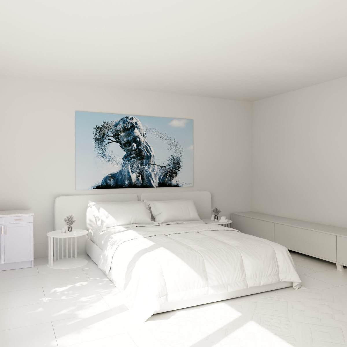 Statue pensive blanche et anthracite se dissolvant en éclats, au-dessus d'un lit dans une chambre claire